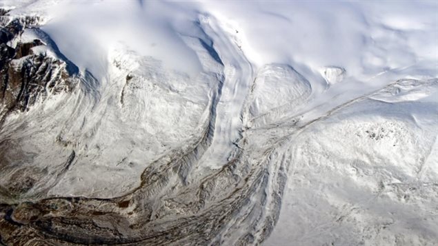 Les glaciers canadiens jouent un rôle majeur dans l’élévation du niveau de la mer. Le glacier Barnes en mai 2015. (NASA / John Sonntag)