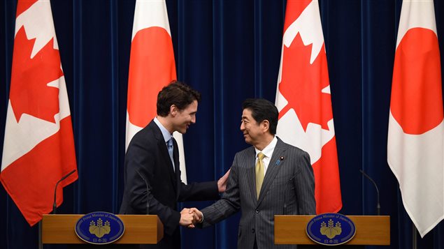 El primer ministro de Canadá, Justin Trudeau y su homólogo japonés, Shinzo Abe, el 24 de mayo 2016, en Tokyo, Japón. 