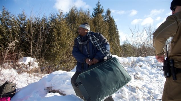 Los solicitantes de asilo que cruzan la frontera canadiense en Manitoba, como este hombre que viene de Sudán, se dirigen después hacia Toronto debido a la ayuda que reciben allí.