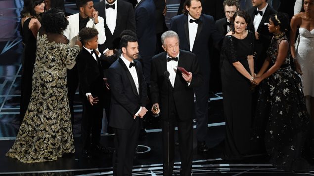 الممثّل وارن بيتي ومقدّم حفل الأوسكار جيمي كيميل خلال الإعلان عن جائزة أفضل فيلم في حفل توزيع جوائز الأوسكار في 26-02-2017