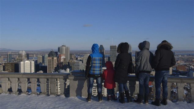 La famille syrienne accueillie par les Audet-Paventi à l'observatoire du chalet du Mont-Royal La famille syrienne accueillie par les Audet-Paventi à l'observatoire du chalet du Mont-Royal