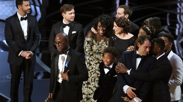 Le réalisateur Berry Jenkins et une partie de la distribution du film <em>Moonlight</em> reçoivent le prix du meilleur film à la 89e cérémonie des Oscar. Le réalisateur Berry Jenkins et une partie de la distribution du film <em>Moonlight</em> reçoivent le prix du meilleur film à la 89e cérémonie des Oscar.