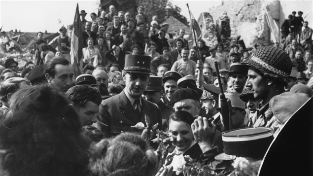 Le général Charles de Gaulle célèbre la libération de Paris en compagnie de ses compatriotes, en 1944. Le général Charles de Gaulle célèbre la libération de Paris en compagnie de ses compatriotes, en 1944.