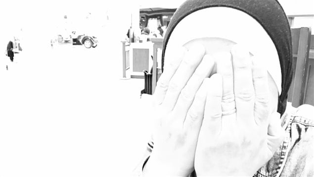 Une femme cache son visage avec ses mains. Une femme cache son visage avec ses mains.