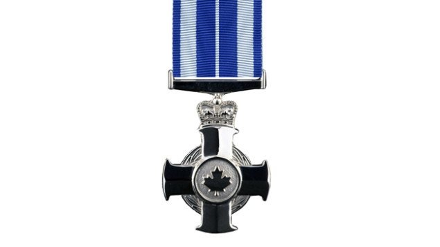 La Croix du service méritoire récompense « des Canadiens et Canadiennes qui accomplissent des actions exceptionnelles qui font honneur » au Canada