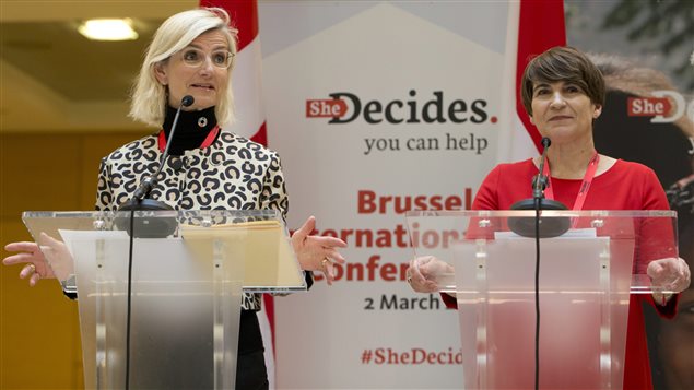 Ulla Toernaes, ministra danesa de Desarrollo y Cooperación y Lilianne Plouman, ministra holandesa de Comercio y Desarollo Internacional, este jueves 2 de marzo en la Conferencia She Decides en Bruselas, Bélgica. 