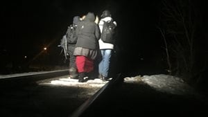 Des réfugiés arrivent la nuit au Manitoba.