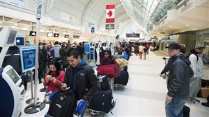 Des passagers à l’aéroport Pearson de Toronto.