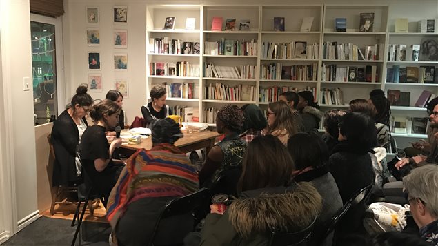 Lectura de autoras en la librería feminista L’Euguélionne de Montreal.