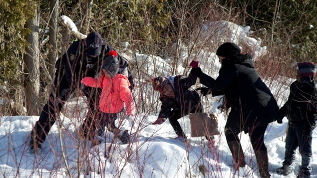 冰天雪地挡不住难民申请者从美国越境进入加拿大