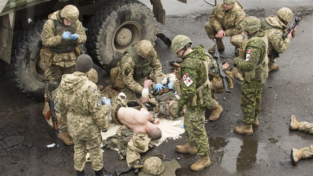 5 March 2016 – Ukrainian Armed Forces members perform combat first aid drills under the supervision of Canadian Armed Forces members during Operation UNIFIER at the International Peacekeeping and Security Centre in Starychi, Ukraine