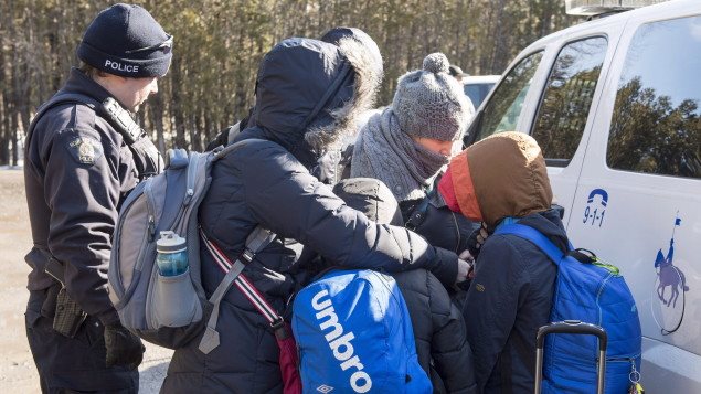 Cada vez más personas cruzan la frontera entre Estados Unidos y Canadá para solicitar refugio en el país.