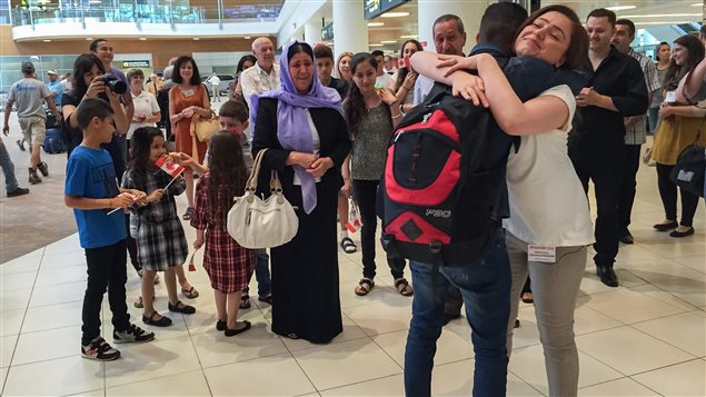 يزيديّون يلتقون بعائلاتهم في مطار وينيبيغ