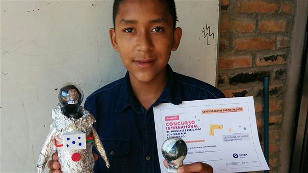 Efren Enos Zapata Alemendares, de 12 años y alumno de la escuela Dr. Marco Aurelio Soto de San Juancito, recibió una mención de excelencia en el Concurso con su juguete: El Soñador. 