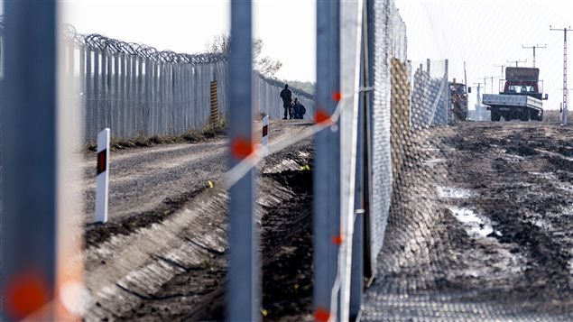 Las barreras siguen siendo reforzadas en la frontera húngara, para evitar la entrada de migrantes.