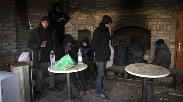 Personas en un refugio temporal en la frontera serbo-húngara.