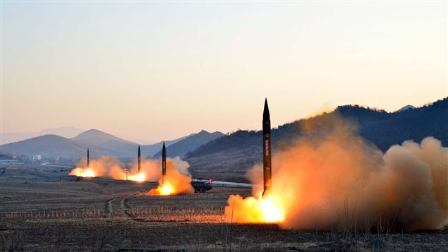 Cette photo de missiles ballistiques lancés en zone japonaise par la Corée du Nord a été dévoilée le 7 mars 2017 par la North Korea's Korean Central News Agency (KCNA). Cette photo de missiles ballistiques lancés en zone japonaise par la Corée du Nord a été dévoilée le 7 mars 2017 par la North Korea's Korean Central News Agency (KCNA).