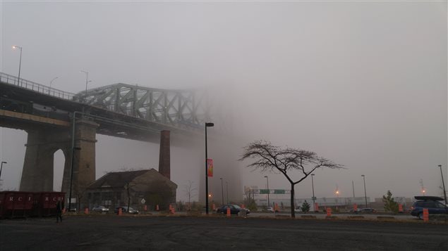 Puente Jacques Cartier de Montreal en la bruma.