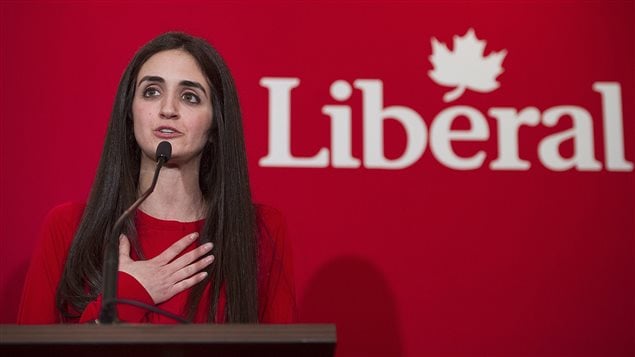إيمانويلا لامبروبولوس عقب فوزها الليلة الماضية في السباق الانتخابي لتمثيل الحزب الليبرالي الكندي في دائرة "سان لوران" في مونتريال في الانتخابات الفرعية المقبلة.