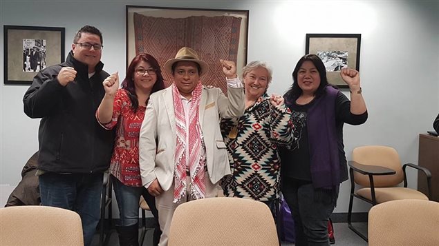 Luis Fernando Arias acompañado por el Grupo de movilización indígena del Sindicato de empleados del Servicio Público de Ontario.