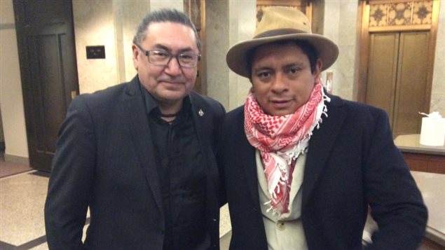 Luis Fernando Arias con el político y líder indígena canadiense, Romeo Saganash.