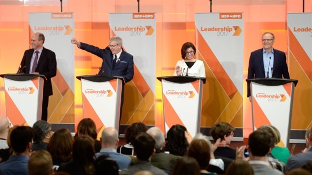 De gauche à droite: Guy Caron, Charlie Angus, Niki Ashton et Peter Julian au premier débat de la course au leadership du NPD fédéral, à Ottawa, le dimanche 12 mars 2017. De gauche à droite: Guy Caron, Charlie Angus, Niki Ashton et Peter Julian au premier débat de la course au leadership du NPD fédéral, à Ottawa, le dimanche 12 mars 2017.