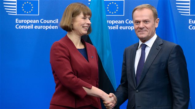 La presidenta de Estonia, Kersti Kaljulaid y el presidente del Consejo Europeo, Donald Tusk en el edificio del Consejo de la Unión Europea en Bruselas el 8 de diciembre 2016.