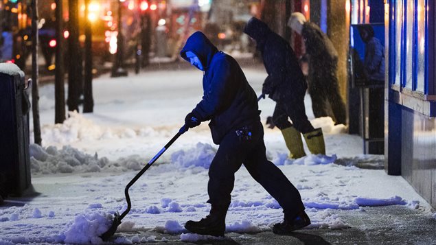 Levantando la nieve en Filadelfia, Estados Unidos, este martes 14 de marzo 2017.