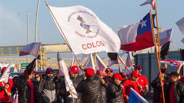 Mineros de la Escondida en Chile continúan llevando adelante una huelga general.