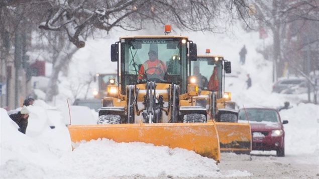 推雪车先把街道积雪推向两边等待专门的除雪车辆