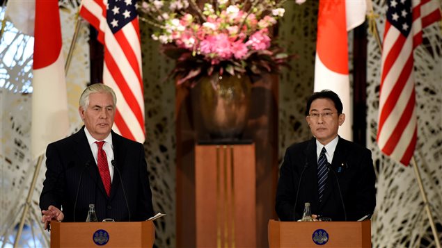 El Secretario de Estado estadounidense Rex Tillerson y el el ministro de Relaciones Exteriores de Japón, Fumio Kishida. 