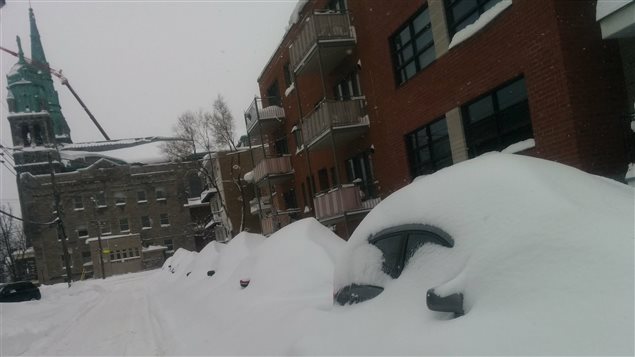 Autos bajo la nieve luego de la tormenta Stella que cayó con mucha fuerza en la provincia de Québec