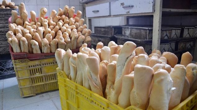 Caja de canillas (pan baguette) en una panadería de Caracas
