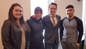 Samantha Leclerc, Lucasie Amamatuak et Larry Thomassie posent à Montréal le 14 mars (enseignante) Maggie MacDonell (deuxième à partir de la gauche) et les élèves (de gauche à droite) (Commission scolaire Kativik)