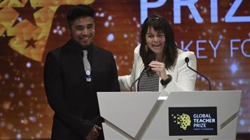 L’enseignante Maggie MacDonnell et un de ses élèves Photo : La Presse canadienne/AP/Martin Dokoupil