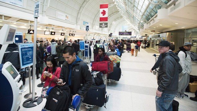 Des passagers à l’aéroport Pearson de Toronto. 