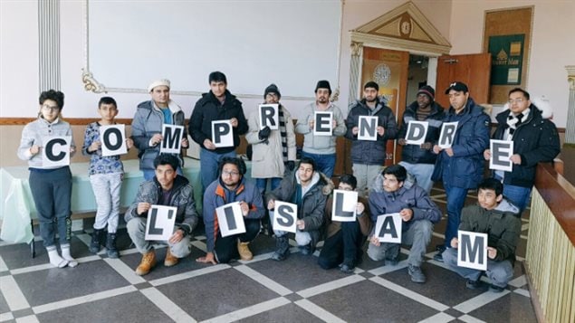 Jeunes membres de l’Association des jeunes musulmans Ahmadiyya du Canada mettant de l’avant leur campagne Comprendre l’islam (Islam Undestood) à travers le Canada