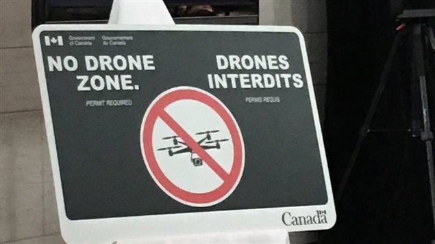 Un panneau « Drones interdits » de Transport Canada.     Photo : ICI Radio-Canada/Nathalie Tremblay 