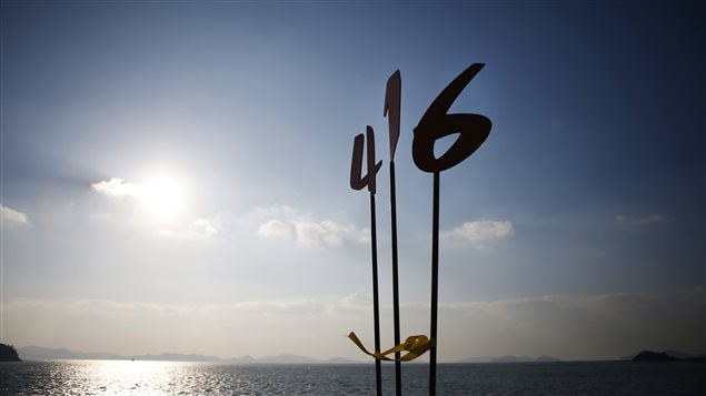 Escultura que simboliza el 16 de abril, día del nafragio del ferri Sewol en 2914, en homenaje a las víctimas.