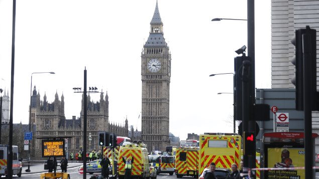 Nuemerosos policías y ambulancistas acudieron al Puente de Westminster, el 22 de marzo 2017, depués del atentado.