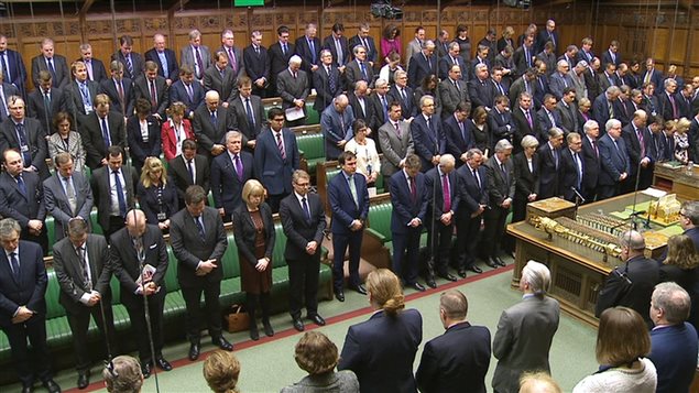 Los parlamentarios británicos guardaron un minuto de silencio cuando reanudaron sus tareas este jueves 23 de marzo 2017.