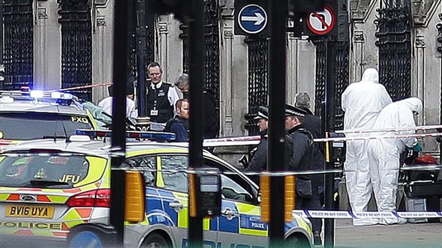 英国警方加紧调查星期三伦敦恐袭的现场和嫌疑人