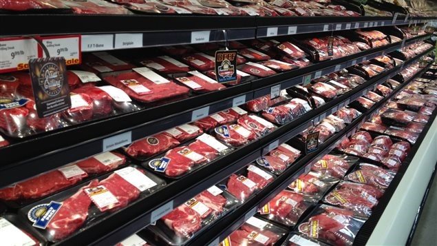 Cortes de carne en un supermercado. 