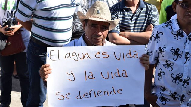 Manifestante en El Salvador en defensa del agua.