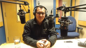 Christian García en los estudios de Radio Canadá Internacional. 