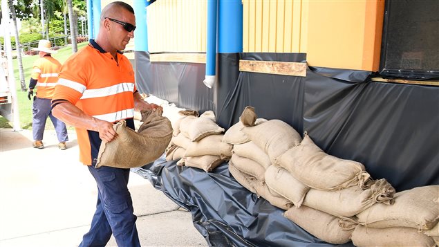 Residentes de Townsville, Australia, se preparan a recibir el ciclón Debbie. 