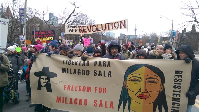 Comité por la libertad de Milagro Sala de Toronto en la marcha del Día Internacional de la Mujer en esa ciudad en Ontario.