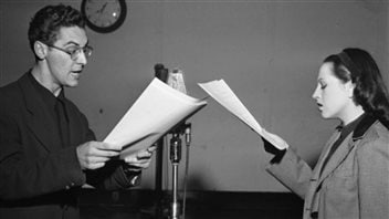 Janine Sutto lors de l’enregistrement d’un radioroman à Radio-Canada en 1945 Photo : BAnQ/Conrad Poirier