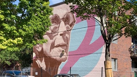 Une murale rendant hommage à la comédienne québécoise Janine Sutto a été dévoilée en octobre dernier dans l’arrondissement de Ville-Marie, à Montréal.