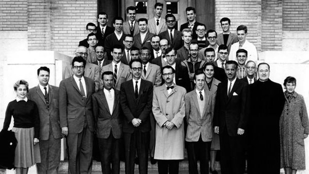 Pierre Demers en 1960 (sixième au premier rang à partir de la gauche ) alors qu’il enseignait la physique à l’Université de Montréal. UdM